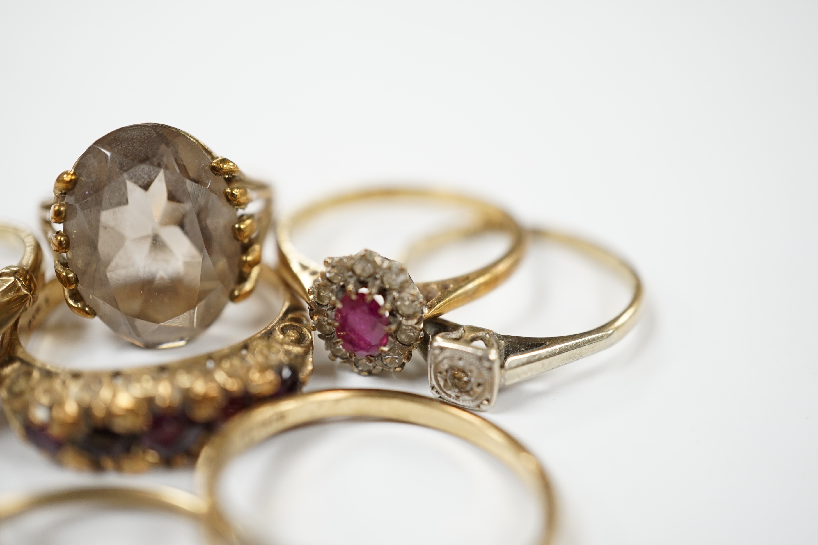 Eight assorted mainly modern 9ct gold and gem set dress rings, including diamond and garnet, 19.5 grams.